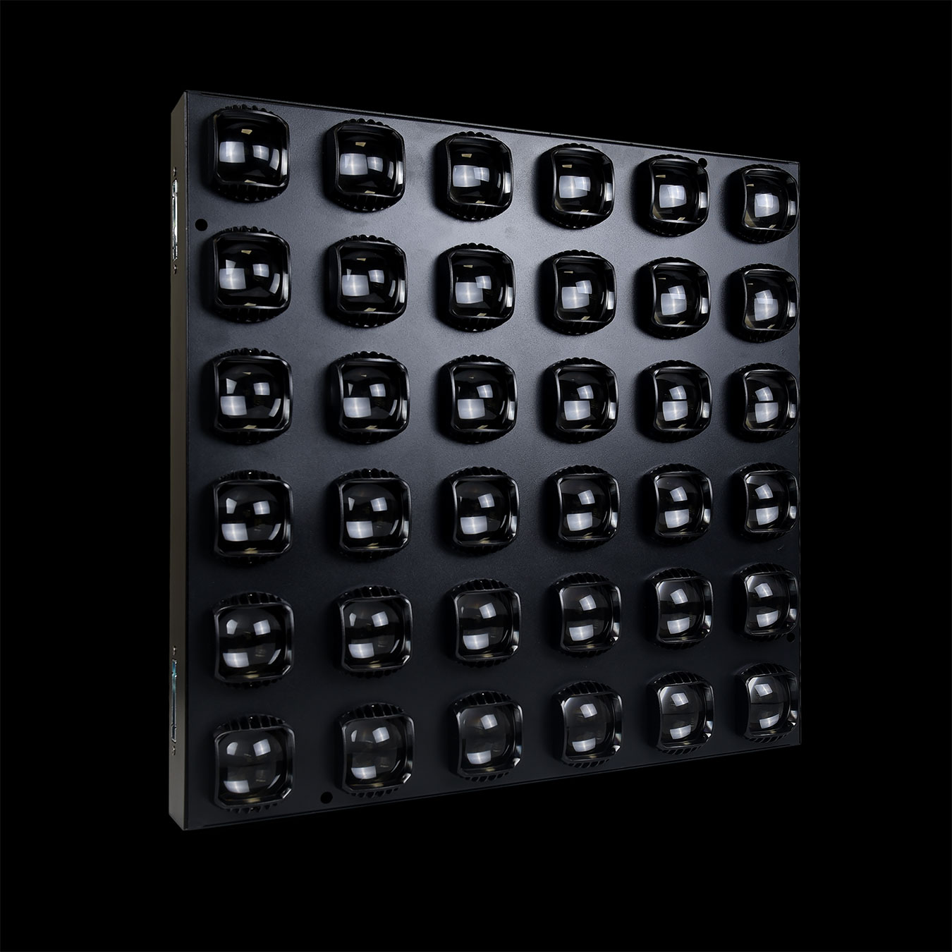 Matrix_LED_36x3W_RGBW Matrix LED 36x15W RGBW Faro Professionale su Sfondo Nero